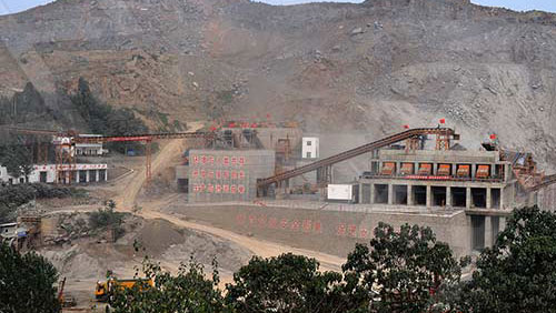 鄂式破碎機(jī)工作現(xiàn)場展示圖