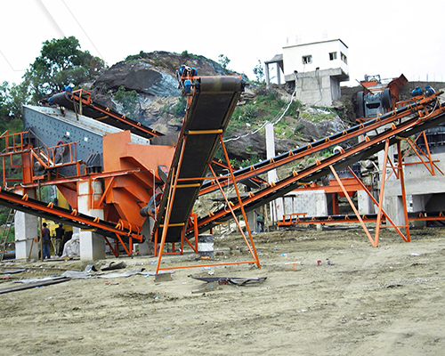 鐵礦石粉碎生產(chǎn)線安裝現(xiàn)場：鄂式破碎機