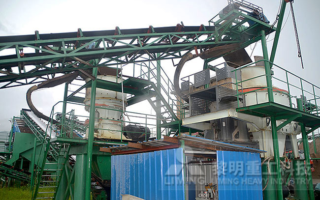 山東花崗巖制砂現(xiàn)場(chǎng)，圓錐破+制砂機(jī)